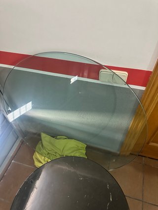 Mesa redonda de mármol y cristal
