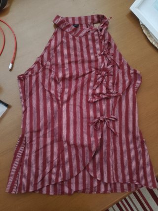 Camiseta sin mangas a rayas rojas y blancas