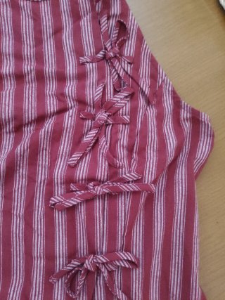Camiseta sin mangas a rayas rojas y blancas