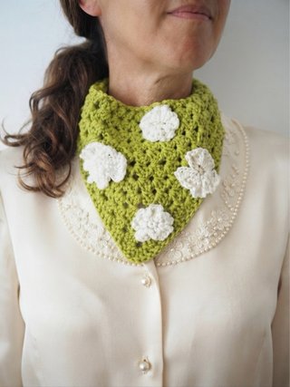 Bandana crochet verde flores blancas