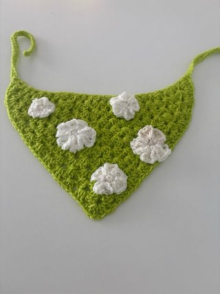 Bandana crochet verde flores blancas