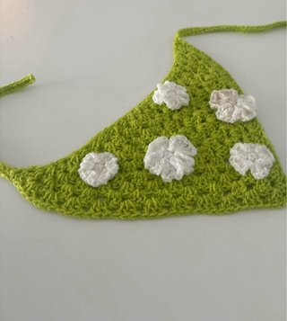Bandana crochet verde flores blancas