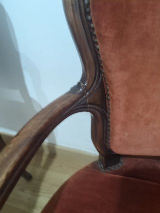 Sillón de terciopelo rojo y madera