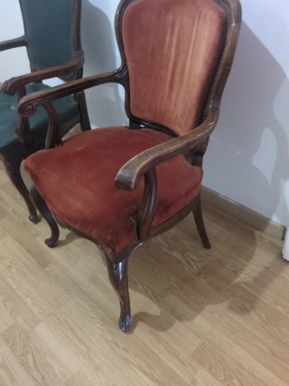 Sillón de terciopelo rojo y madera
