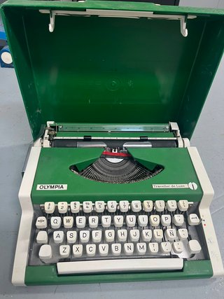 Máquina de escribir Olympia Traveller de Luxe