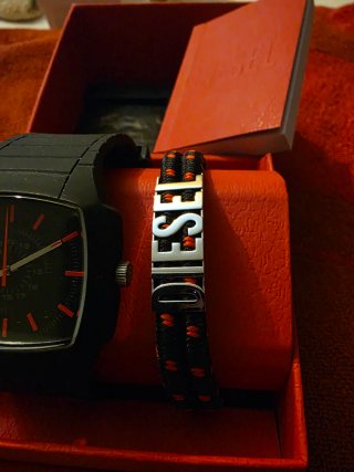 Reloj Diesel Negro y Rojo