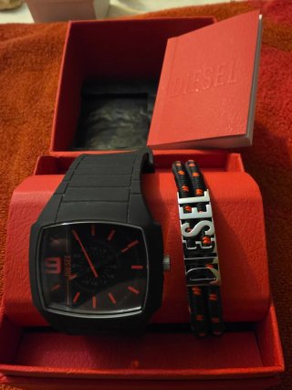 Reloj Diesel Negro y Rojo