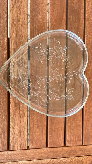 Piatto a cuore in vetro con rose incise – Vintage