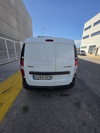 Furgoneta Dacia blanca
