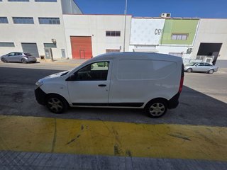 Furgoneta Dacia blanca