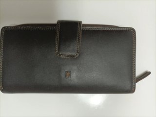 Cartera de piel marrón y morado