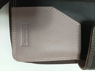 Cartera de piel marrón y morado