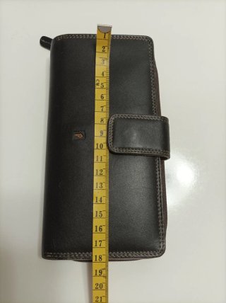Cartera de piel marrón y morado