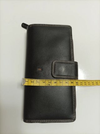 Cartera de piel marrón y morado