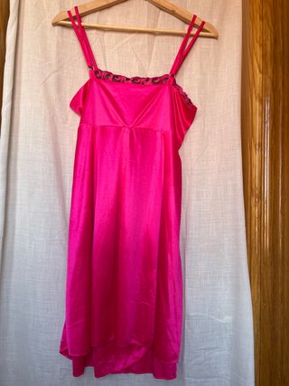 Camisón rosa con solapas superpuestas