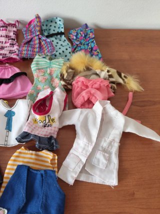 Lote ropa Barbie. En condiciones aceptables