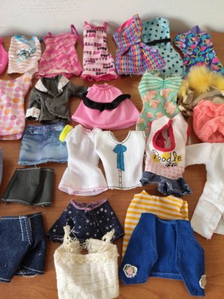 Lote ropa Barbie. En condiciones aceptables