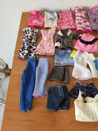 Lote ropa Barbie. En condiciones aceptables