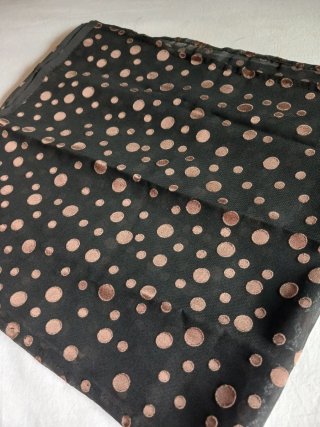 Foulard negro con topos camel