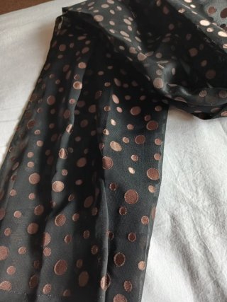 Foulard negro con topos camel
