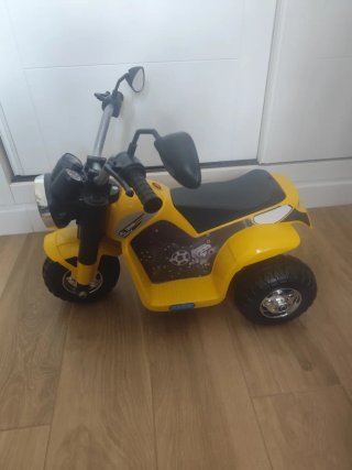 Moto infantil amarilla