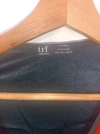Vestido negro Zara con detalles rojos