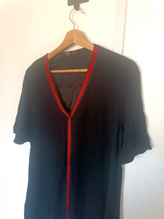 Vestido negro Zara con detalles rojos
