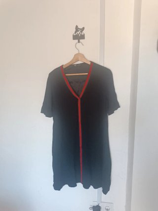 Vestido negro Zara con detalles rojos