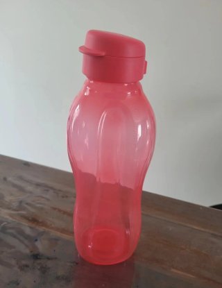 Botella de agua rosa