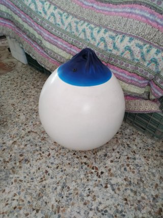 Boya blanca y azul