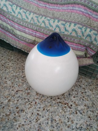 Boya blanca y azul