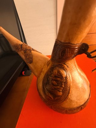 Porrón de cuero repujado