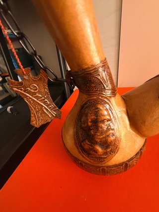 Porrón de cuero repujado