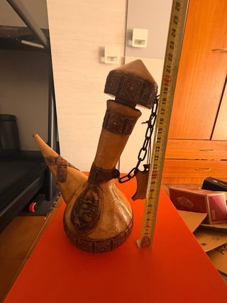 Porrón de cuero repujado