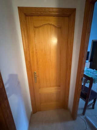 Puerta de madera lacada 201x62