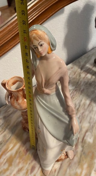Figura Porcelana,  marca  TITO , vintage