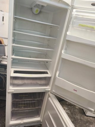 Frigorífico blanco con congelador