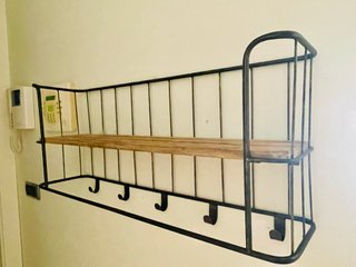 Estantería pared madera y metal con ganchos