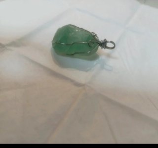Colgante de piedra verde . Calcita