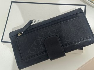 Cartera Guess Negra con Logo Dorado