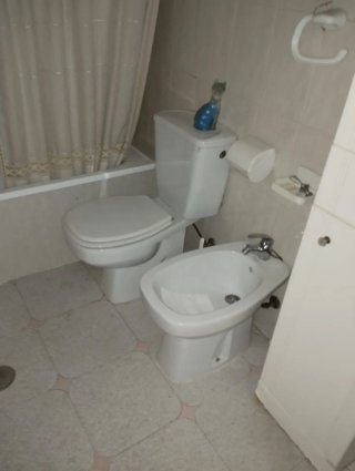 Mueble de baño con espejo con sanitarios