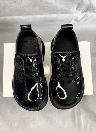 Zapatos elegantes de niños, planos con cordón.