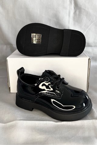 Zapatos elegantes de niños, planos con cordón.