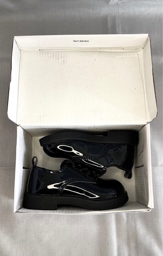 Zapatos elegantes de niños, planos con cordón.
