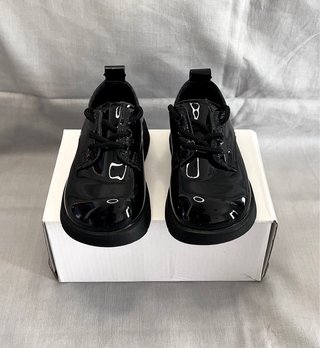Zapatos elegantes de niños, planos con cordón.