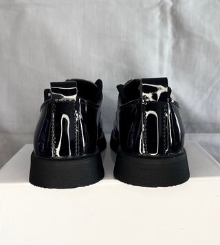 Zapatos elegantes de niños, planos con cordón.