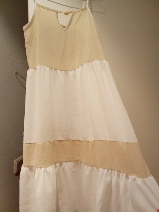 Vestido largo beige y blanco