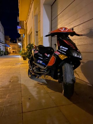 Scooter Aprilia SR 49cc Negra/Naranja