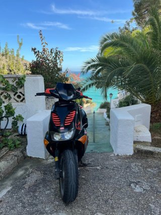 Scooter Aprilia SR 49cc Negra/Naranja