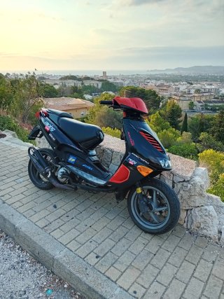 Scooter Aprilia SR 49cc Negra/Naranja